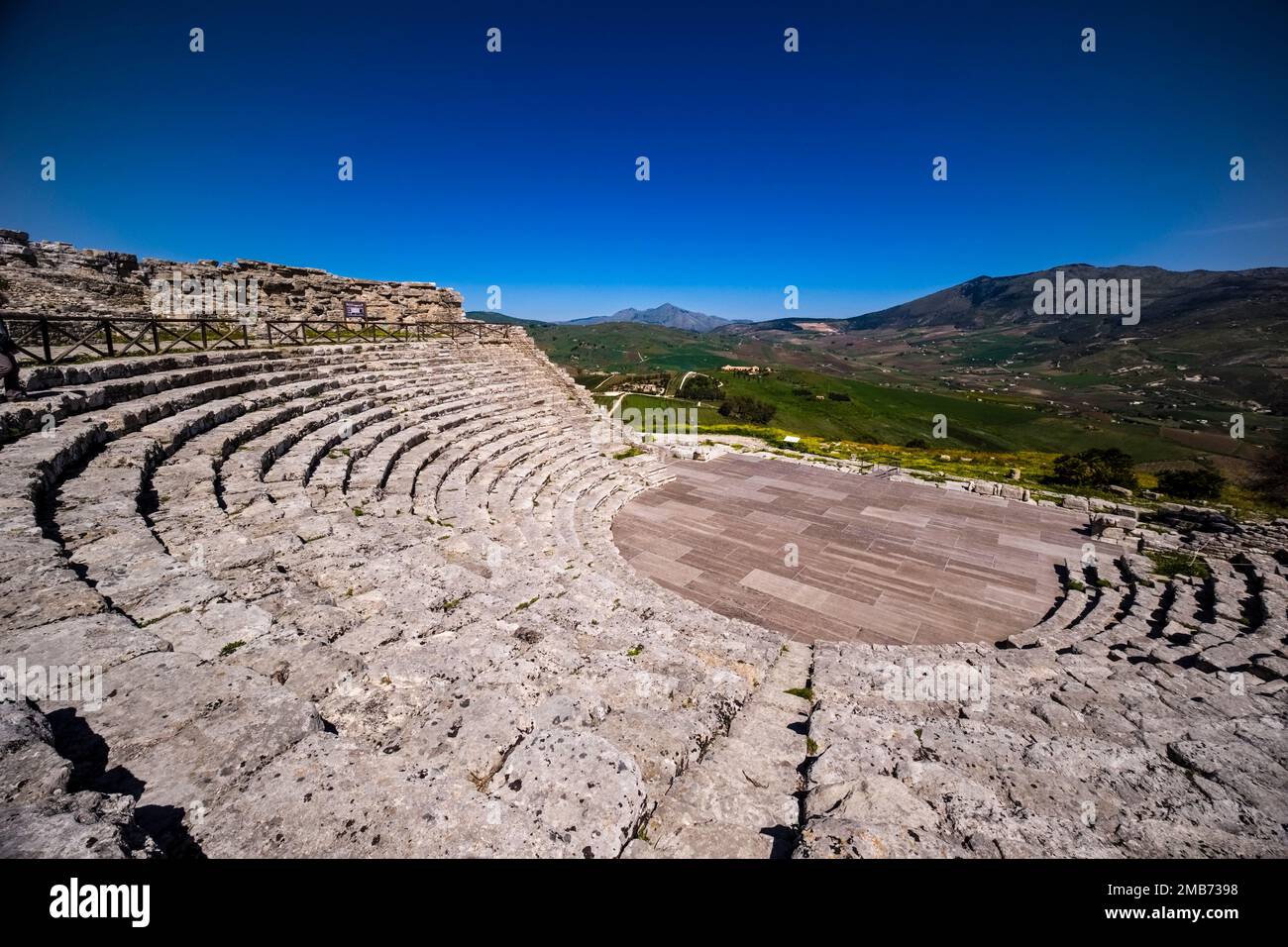 Il teatro greco di Segesta, una rovina conservata di un antico insediamento elimiano di 2500 anni e poi greco nella Sicilia nord-occidentale. Foto Stock