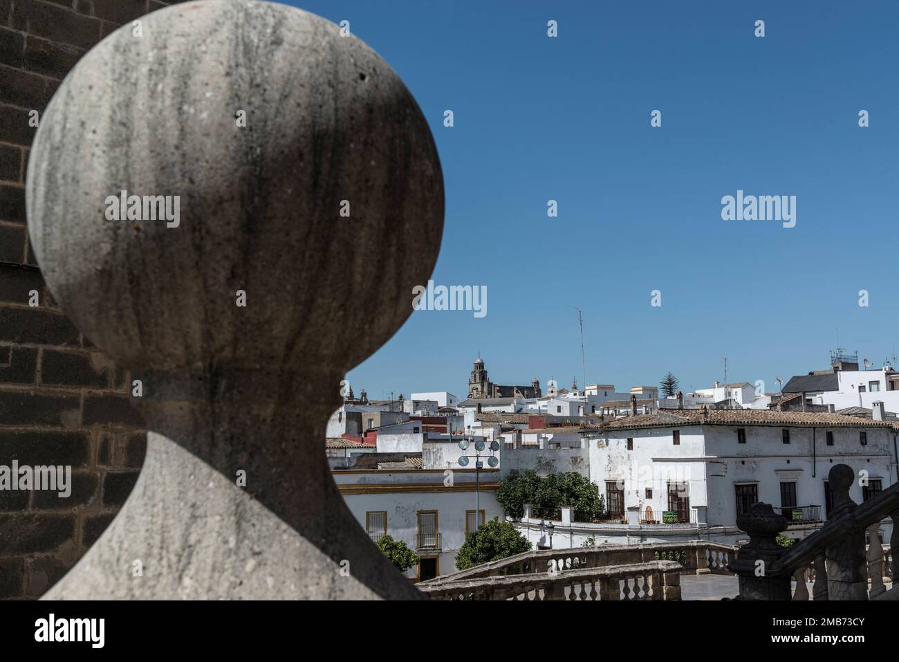 Vista della città di Jerez de la Frontera da un ornamento a forma di palla sulla balaustra della Cattedrale di Jerez de la Frontera, Andalusia, Spagna. Foto Stock