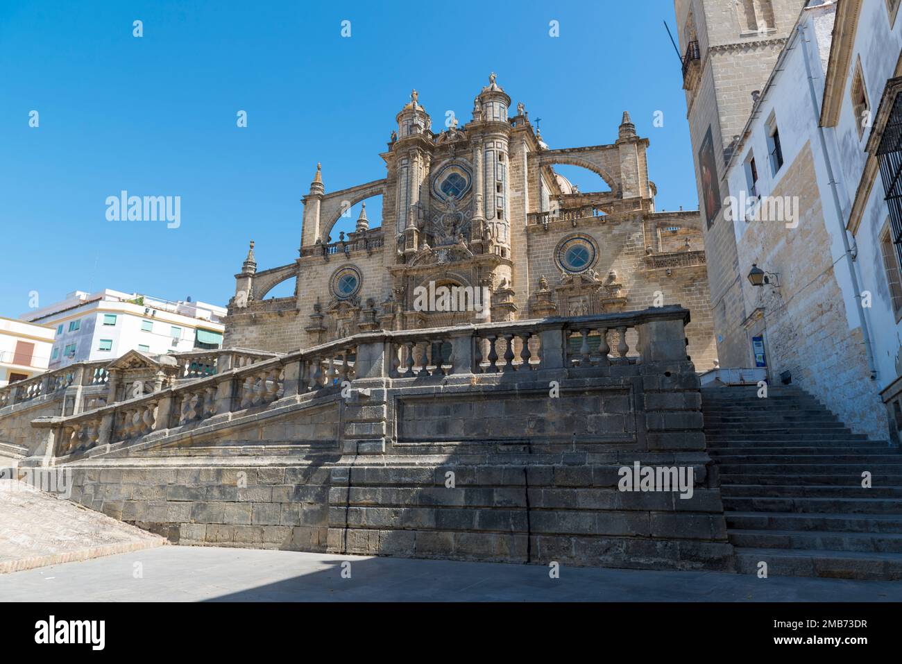 La facciata principale della Cattedrale di Jerez de la Frontera vista da sotto le rampe frontali. Jerez de la Frontera, Andalusia, Spagna Foto Stock
