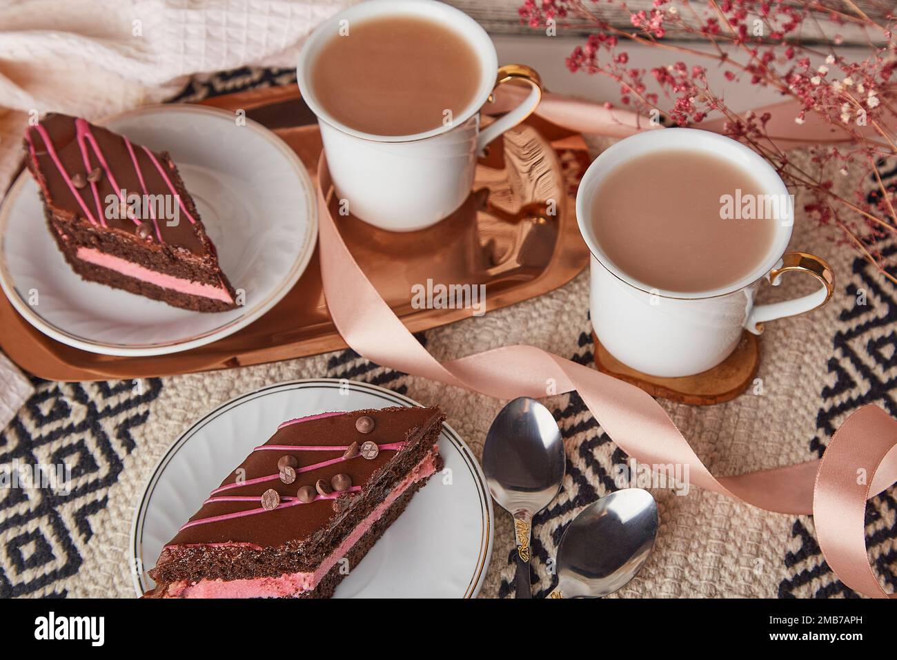 Estetica delicata San Valentino prima colazione con torta di ciliegie al  cioccolato pezzi rombo, tazze da caffè tra le decorazioni Foto stock - Alamy