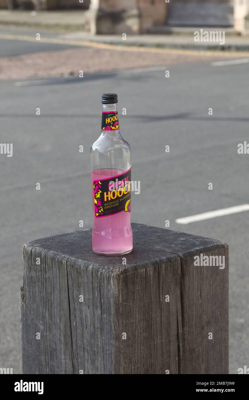 bottiglia di cappuccio rosa su un palo di legno Foto Stock