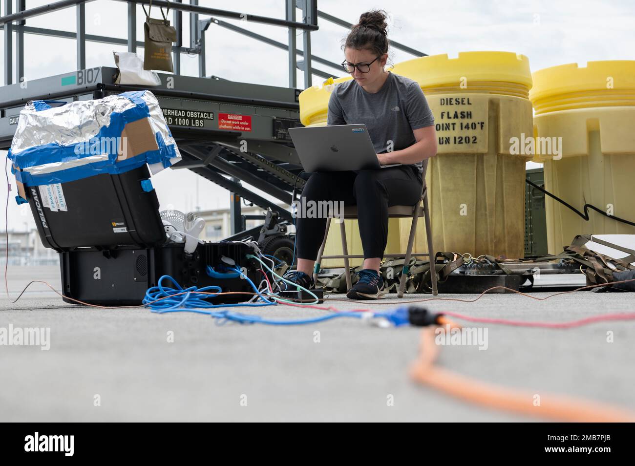Jordan Nagy, ingegnere di rete del Dipartimento dell'Aeronautica militare Chief Architect Office, monitora un sistema di comunicazione mobile EdgeConnect presso la Marine Corps Air Station Iwakuni, Giappone, 13 giugno 2022. Il sistema EdgeConnect consente di collegare in modo sicuro le fonti Internet disponibili, quali dati cellulari e Internet commerciale, alla rete SIPRNet (Internet Protocol Router Network) e alla rete NIPRNet (Internet Protocol Router Network) protetta, consentendo la comunicazione ufficiale per le forze remote in linea con gli obiettivi di agile lotta contro l'occupazione. Foto Stock