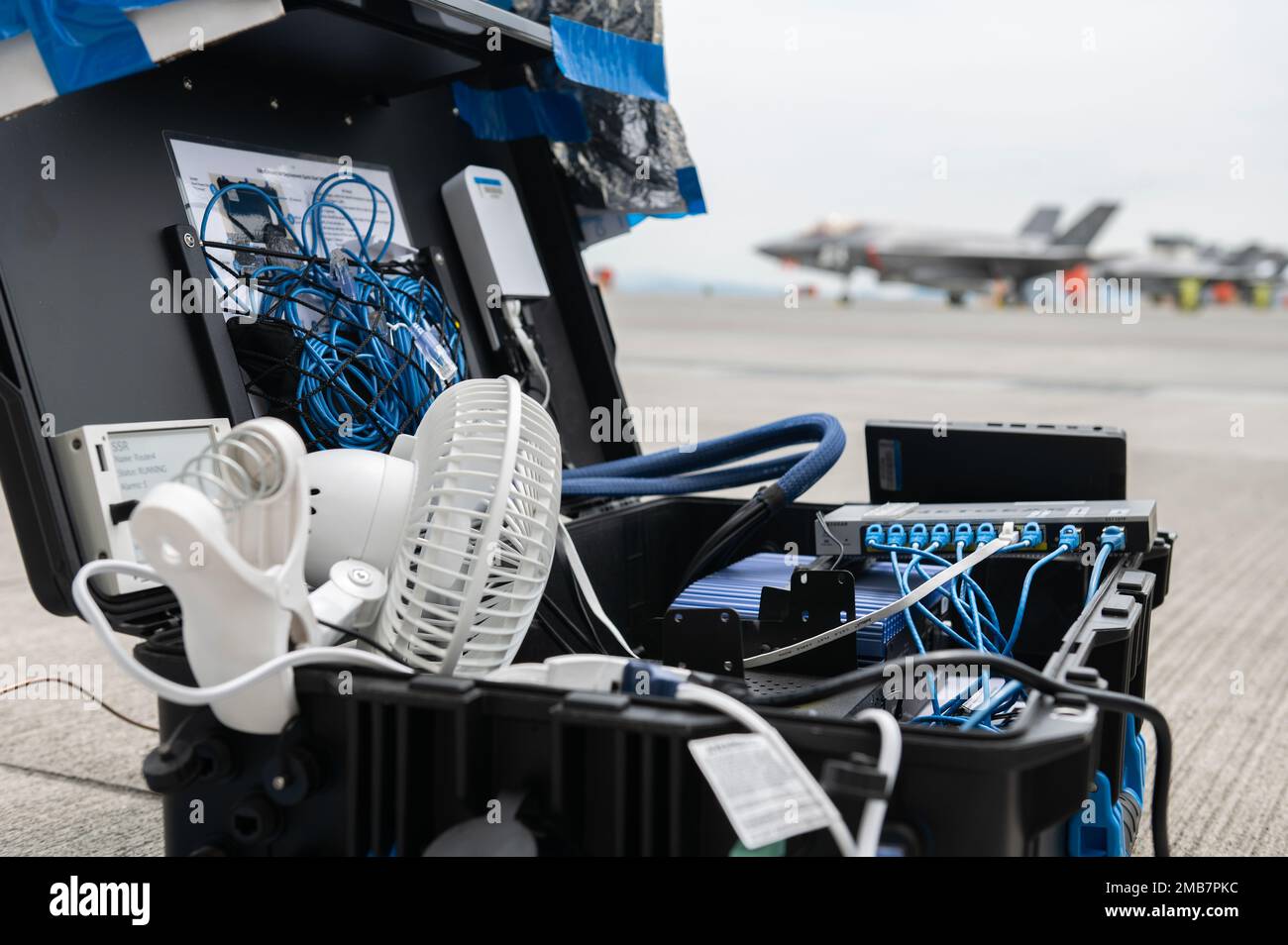 Un sistema di comunicazione mobile EdgeConnect si trova sulla linea di volo presso la Marine Corps Air Station Iwakuni, Giappone, 13 giugno 2022. Il sistema EdgeConnect consente di collegare in modo sicuro le fonti Internet disponibili, quali dati cellulari e Internet commerciale, alla rete SIPRNet (Internet Protocol Router Network) e alla rete NIPRNet (Internet Protocol Router Network) protetta, consentendo la comunicazione ufficiale per le forze remote in linea con gli obiettivi di agile lotta contro l'occupazione. Foto Stock