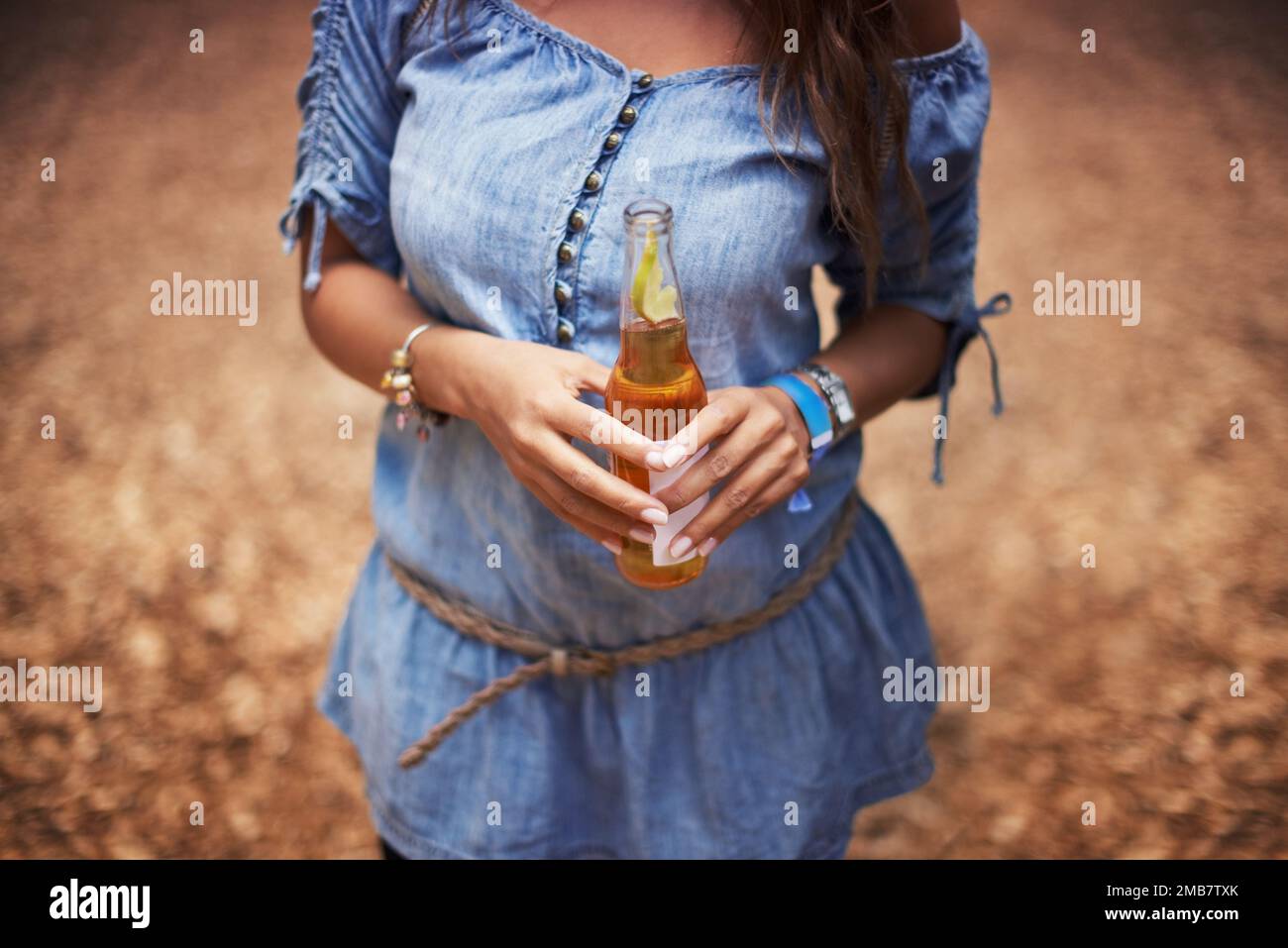 Le bevande fluiscono. Immagine ritagliata del portiere del festival che tiene una bevanda. Foto Stock