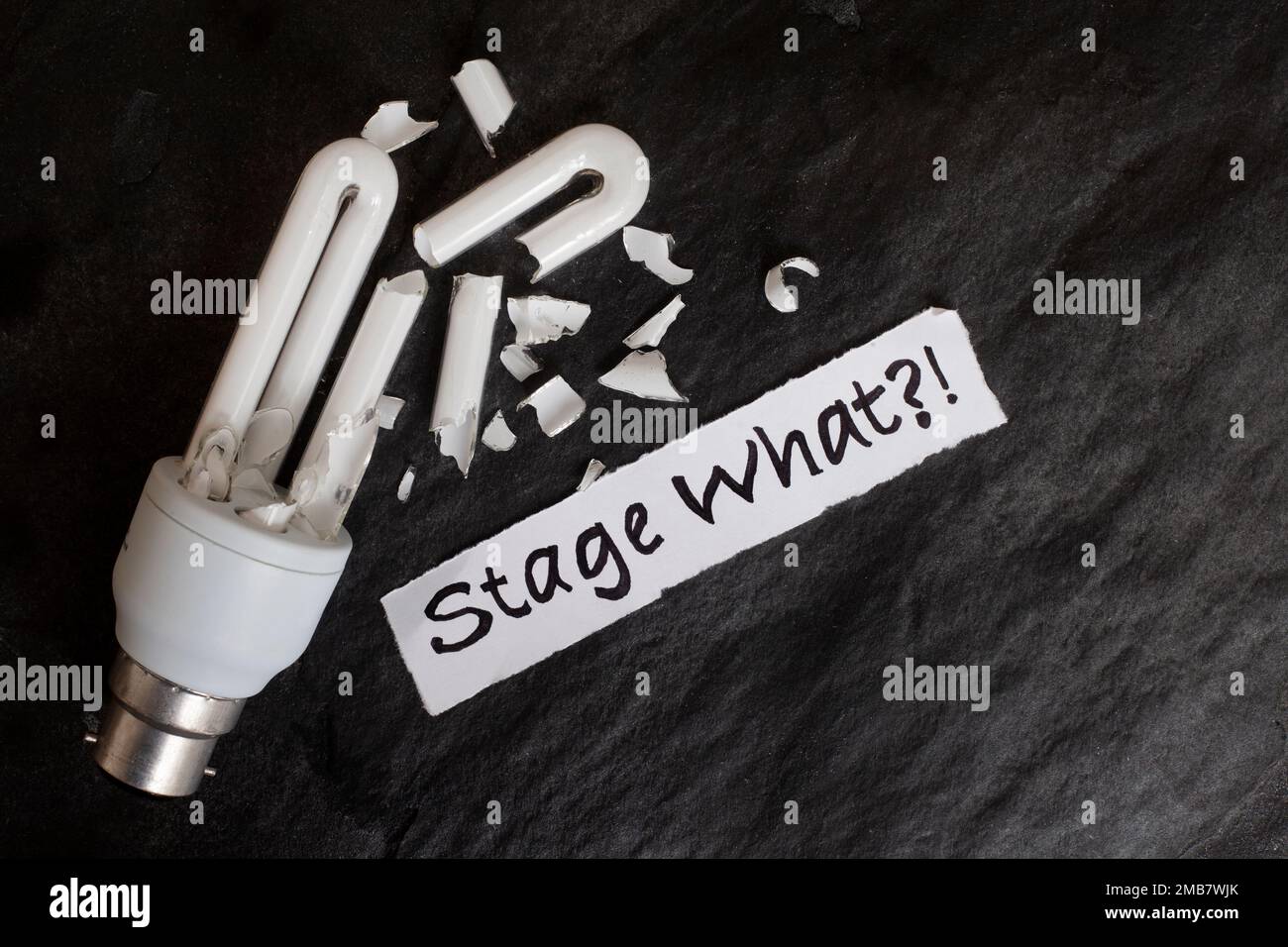 Loadshedding in Sudafrica. Lampadina rotta con il palco che scritto a mano su ardesia nera wit copia spazio Foto Stock