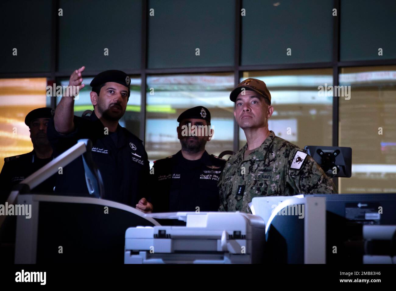 220613-N-ZA692-1589 DOHA, Qatar (13 giugno 2022) Vice ADM. Brad Cooper, comandante degli Stati Uniti Naval Forces Central Command, U.S. 5th Fleet and Combined Maritime Forces, tour del National Command Center a Doha, Qatar, giugno 13. Foto Stock