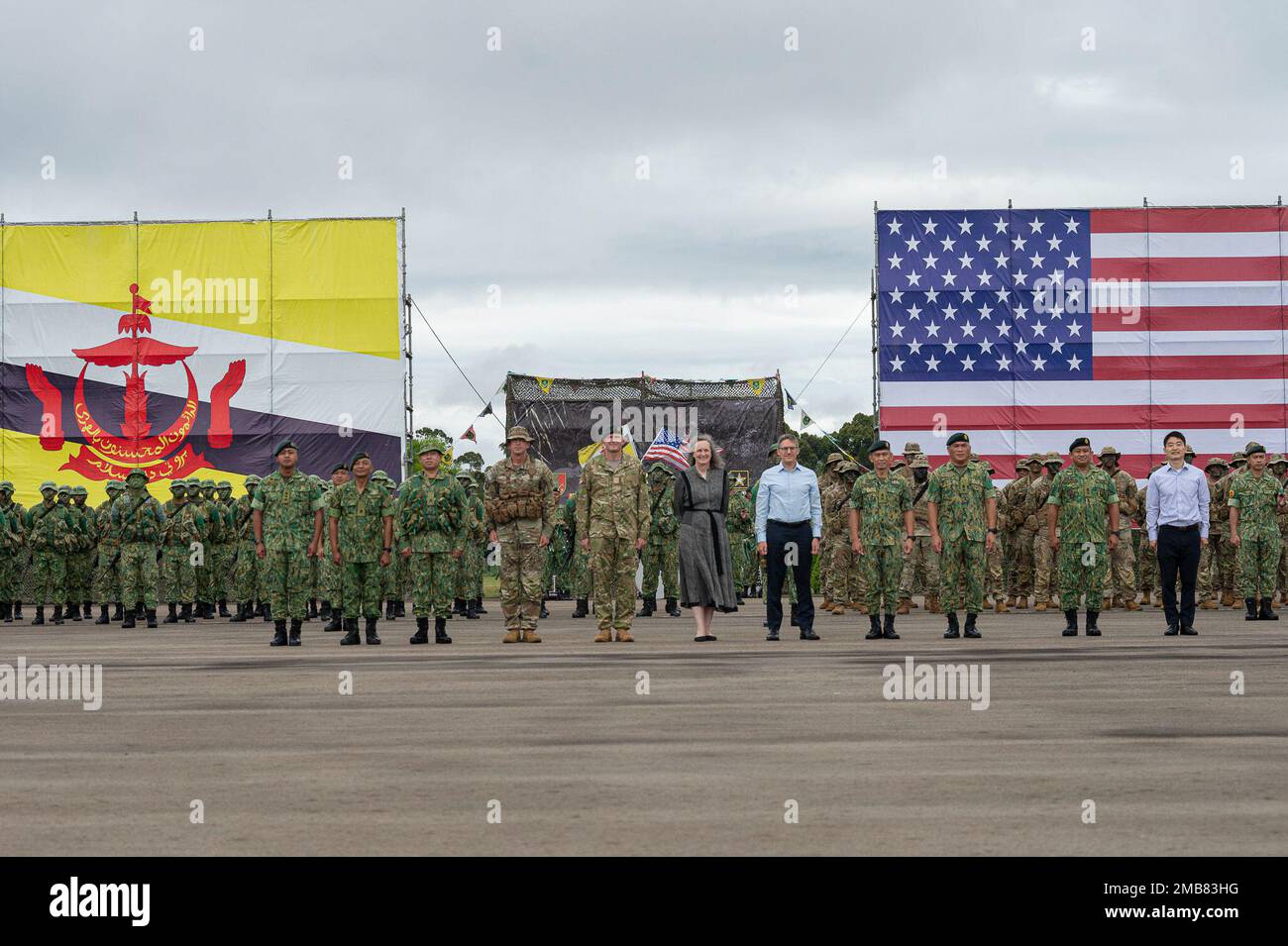 Royal Brunei Land Forces, Stati Uniti Soldati del Pacifico dell'esercito e membri del partito ufficiale stanno in formazione durante la cerimonia di apertura del Guerriero Pahlawan al campo di Lumut, Brunei, 13 giugno 2022. Pahlawan Warrior è un'esercitazione bilaterale Army-to-Army tra le forze terrestri del Brunei reale e gli Stati Uniti Army Pacific, che si concentra sul miglioramento della capacità e delle capacità delle forze terrestri dei partner, affronta le sfide della sicurezza interna e aumenta le operazioni di interoperabilità che riaffermano gli impegni condivisi in materia di sicurezza nei confronti della regione Indo-Pacifico. (Foto dell'esercito DEGLI STATI UNITI di SSG Bryan Faison) Foto Stock