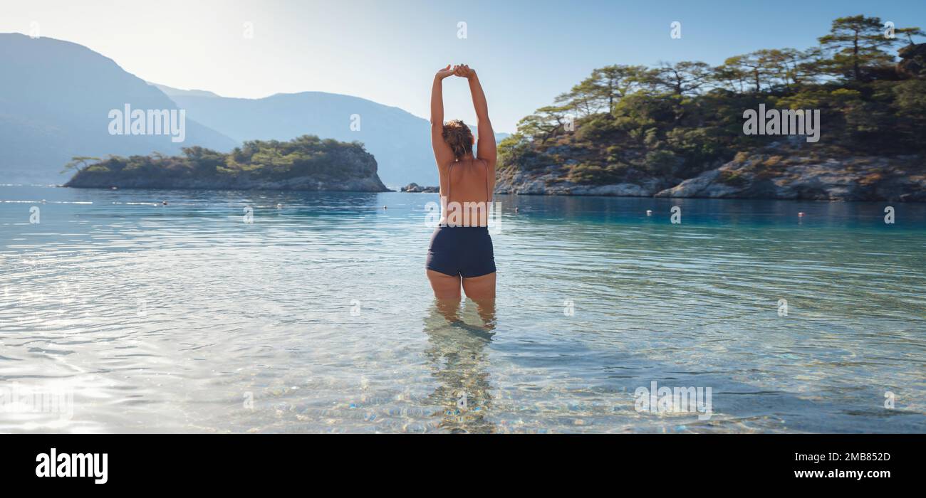Donna allegra godendo la spiaggia Oludeniz Blue Lagoon Turchia. Vita della gente taglia xl, bella donna felice di bellezza naturale Foto Stock