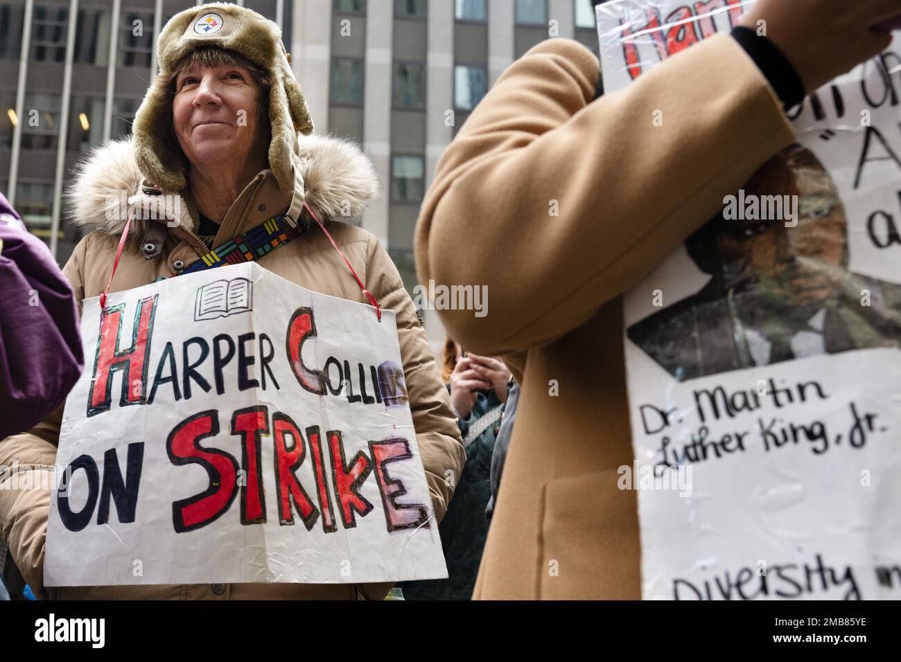 New York, New York, Stati Uniti. 18th Jan, 2023. Tifosi di sciopero e Harper Collins Publishing lavoratori impressionanti si sono radunati fuori dalla sede del New Corps, il proprietario della casa editrice. Sono il giorno 50 dello sciopero. (Credit Image: © Laura Brett/ZUMA Press Wire) SOLO PER USO EDITORIALE! Non per USO commerciale! Foto Stock