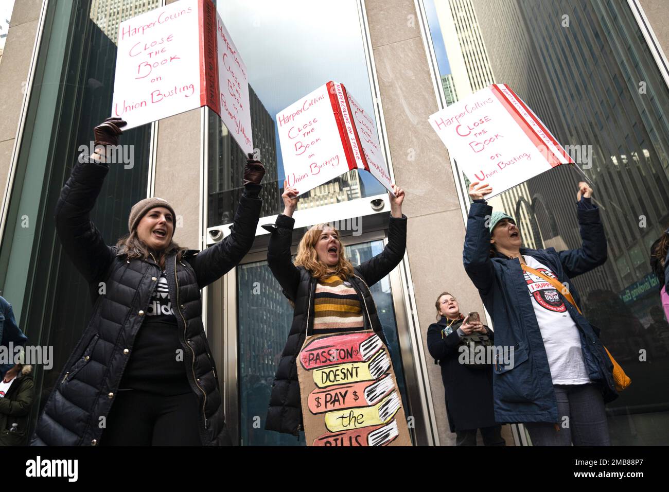 New York, New York, Stati Uniti. 18th Jan, 2023. I lavoratori di Harper Collins di UAW 2110 si sono alleati all'esterno di News Corp, proprietari della casa editrice il giorno 50 del loro sciopero per una migliore retribuzione, iniziative di diversità e tutele sindacali. (Credit Image: © Laura Brett/ZUMA Press Wire) SOLO PER USO EDITORIALE! Non per USO commerciale! Foto Stock