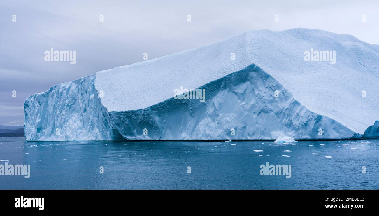 Grande iceberg nella baia di Disko al di fuori della Groenlandia di Ilulissat. Foto Stock