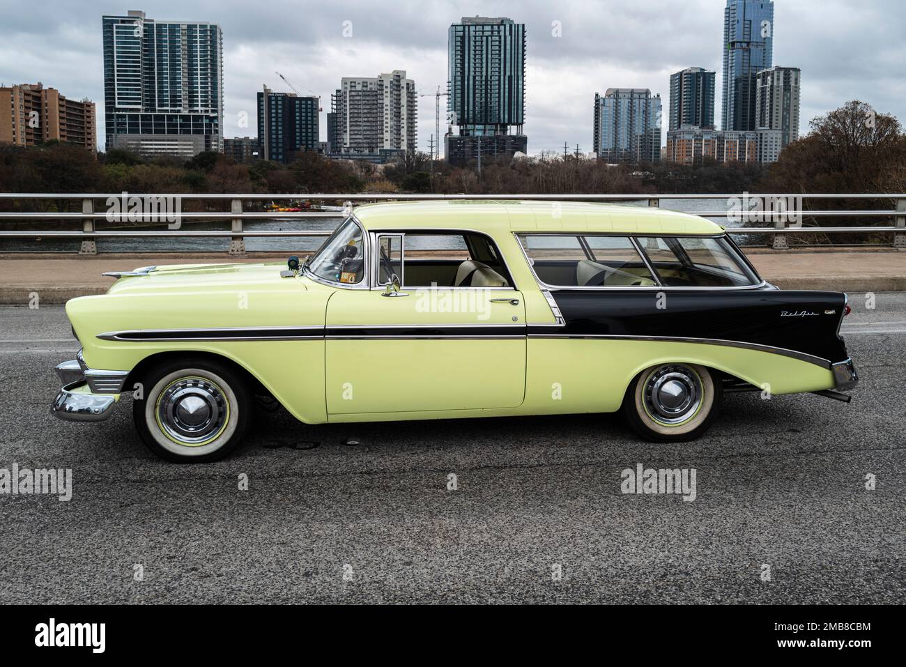 1955 Chevrolet Nomad station wagon sul ponte dei congressi di Austin, Texas. Foto Stock
