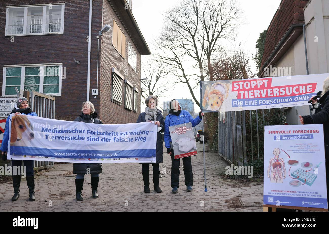 Amburgo, Germania. 20th Jan, 2023. Un gruppo di attivisti per i diritti degli animali protesta contro gli esperimenti sugli animali di fronte ad un ingresso laterale vicino al nuovo edificio della struttura di ricerca sugli animali dell'University Medical Center Hamburg-Eppendorf (UKE). Dopo più di tre anni di costruzione, l'UKE ha aperto un nuovo edificio per la sua struttura di ricerca sugli animali. Secondo l'UKE, circa 12.000 animali da laboratorio possono essere tenuti lì. Credit: Christian Charisius/dpa/Alamy Live News Foto Stock