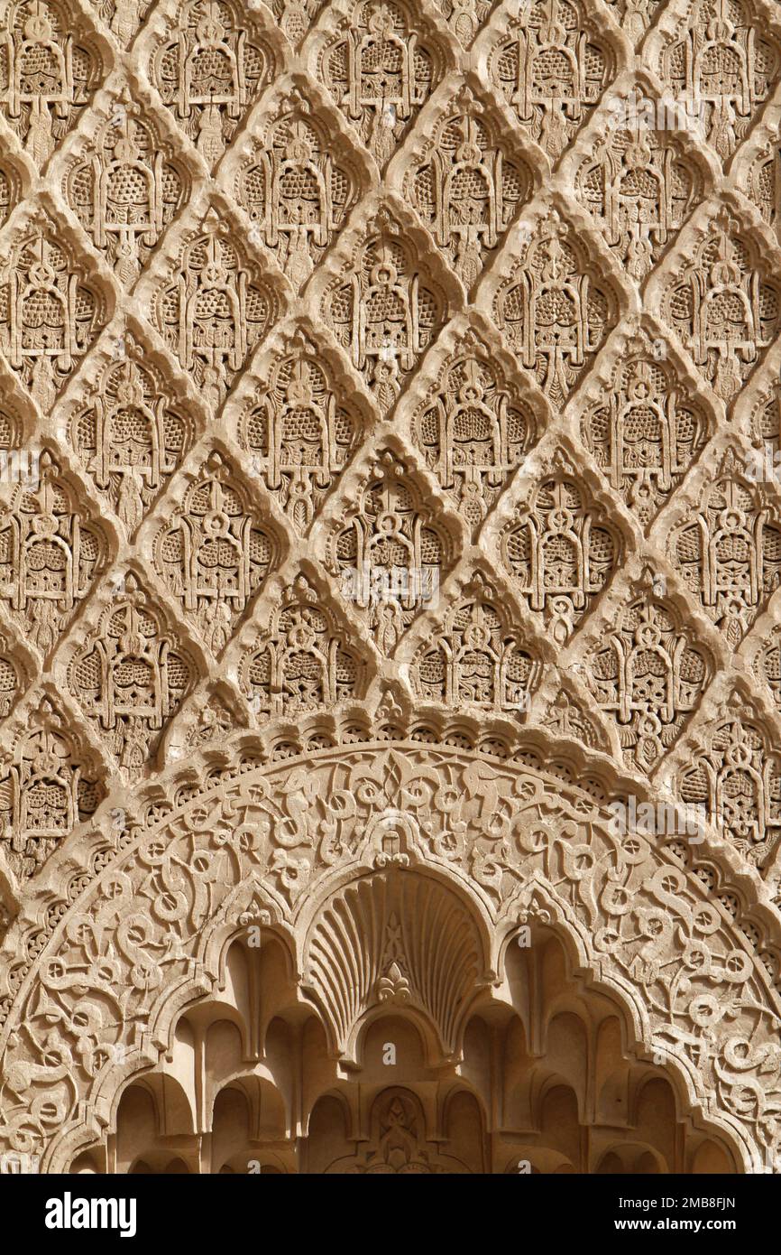 Distali. Mur en stuc. Medersa ben Youssef, école coranique, fondée par le Sultan mérinide Abu al-Hassan. 1570. Marrakech. Maroc. / Dettagli. Stucco wal Foto Stock