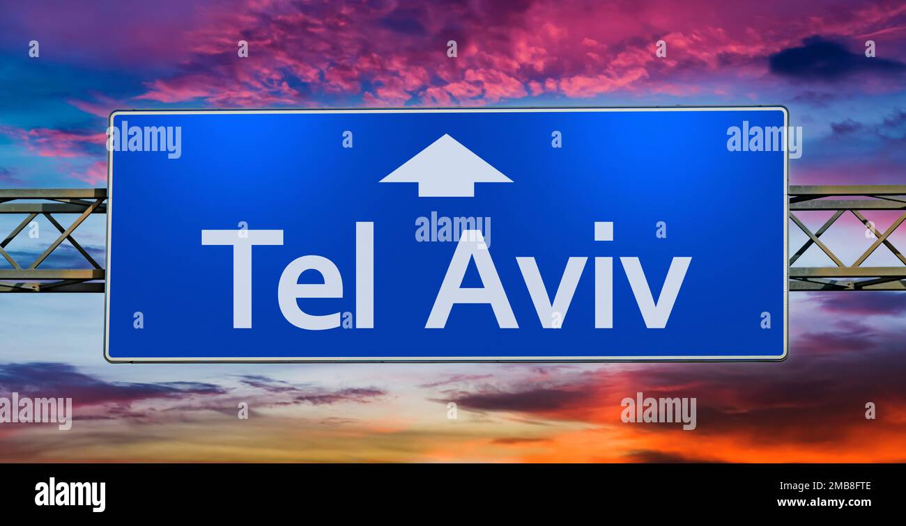 Cartello stradale che indica la direzione per la città di Tel Aviv. Foto Stock