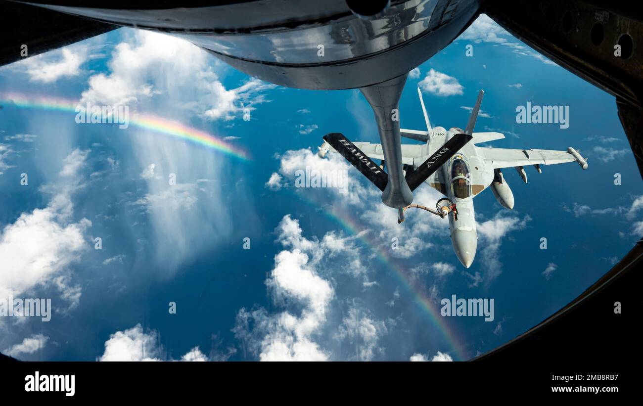 NEGLI STATI UNITI Navy EA-18G Growler Aircraft attaccato al Electronic Attack Squadron (VAQ) 138 'Yellowjacks', assegnato alla Carrier Task Force 70, Carrier Strike Group 5, Riceve carburante da uno Stratotanker KC-135 assegnato allo Squadrone di rifornimento dell'aria di spedizione 506th sull'Oceano Pacifico mentre vola a sostegno dello Scudo di Valiant di esercizio 22 (VS22), giugno 13 2022. Esercizi come VS22 consentono alle forze in tutto l'Indo-Pacifico l'opportunità di integrare Navy, Marine Corps, Army, Air Force e Space Force per allenarsi in effetti multiasse e multidominio precisi, letali e schiaccianti che dimostrano t Foto Stock