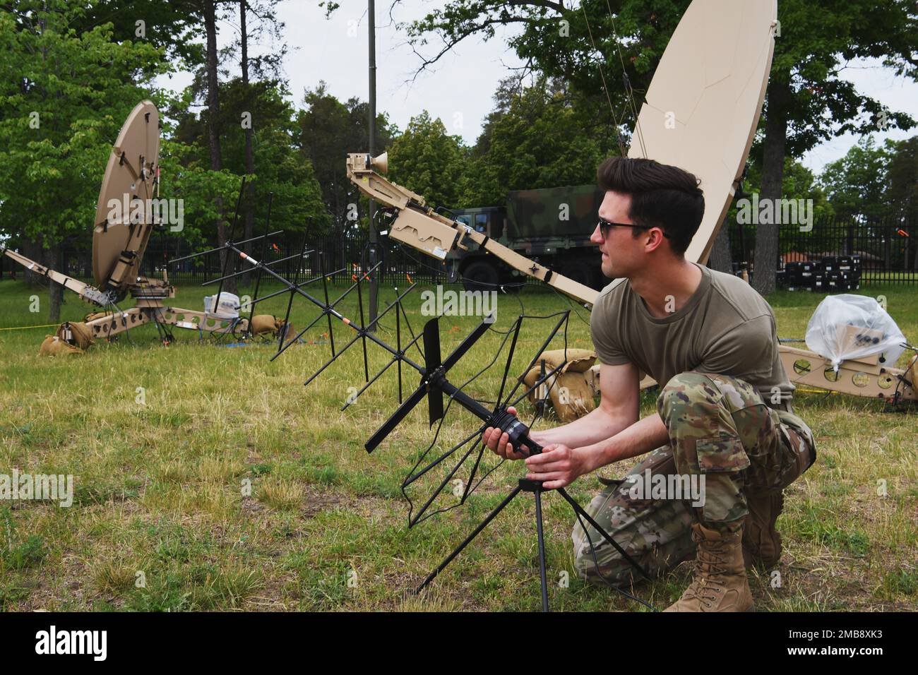 STATI UNITI Tecnologia Air Force. Patrick Bigner, un tecnico di sistemi di trasmissione a radiofrequenza assegnato allo Squadrone di Combat Communications del 269th, ha istituito un'antenna il 13 giugno 2022 durante Agile Rage 22 presso l'Alpena Combat Readiness Training Center nel Michigan. Tramite Agile Rage 22, la Guardia Nazionale aerea sta sviluppando e convalidando future tattiche, tecniche e procedure per operazioni distribuite e austere durante operazioni di combattimento su larga scala. Foto Stock