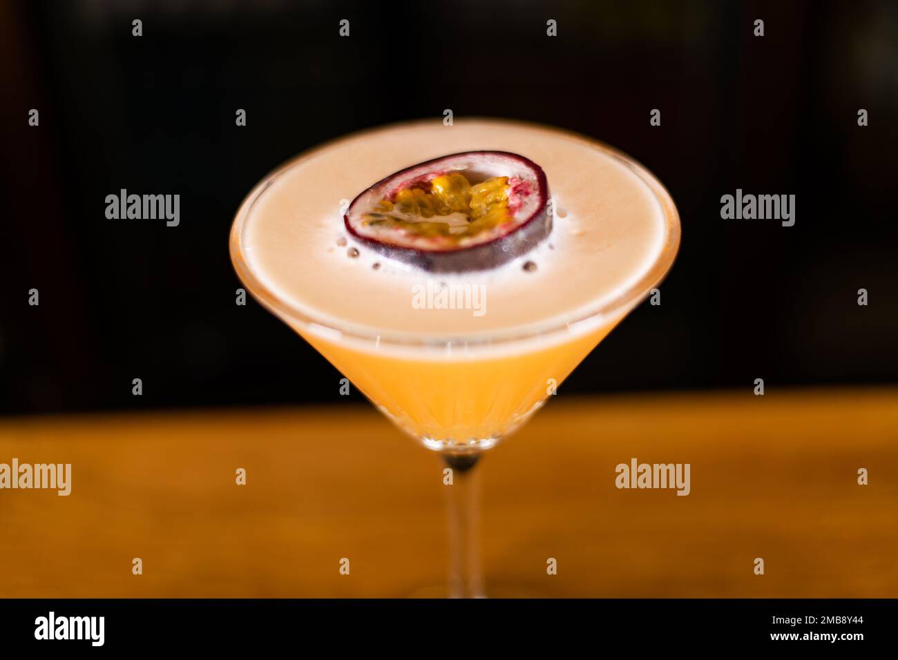 Cocktail freschi preparati in un bar in un pub o in un ristorante di alta strada Foto Stock