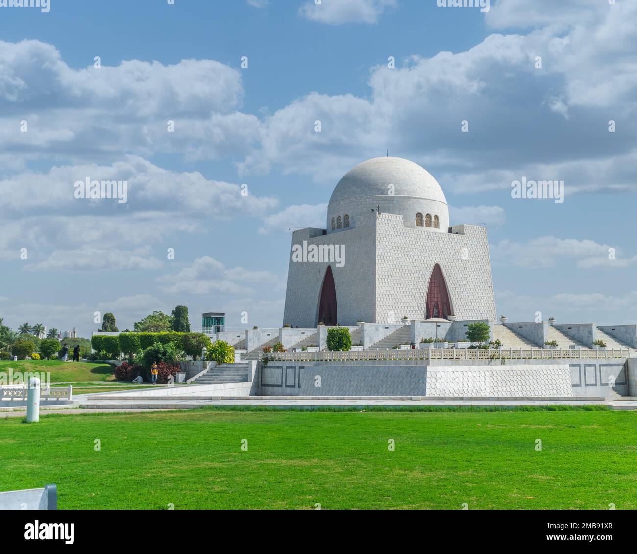 Foto del mausoleo di Quaid-e-Azam in una giornata di sole brillante, noto anche come mazar-e-quaid, famoso punto di riferimento del Pakistan di Karachi e attrazione turistica di P. Foto Stock