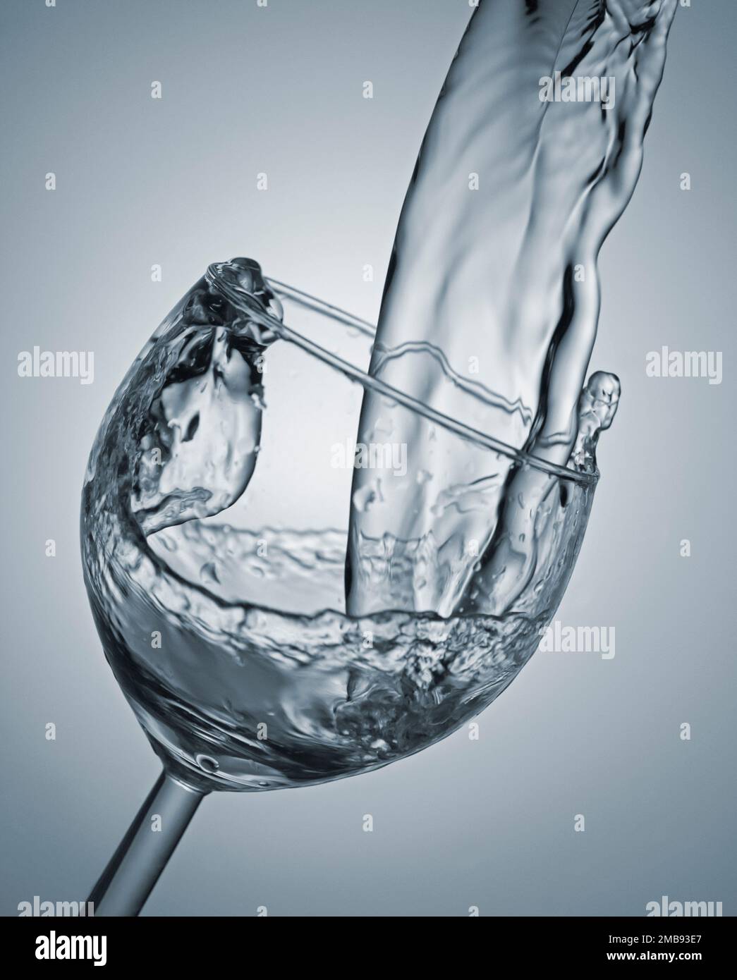 Una corsa di acqua che versa in un bicchiere Foto Stock