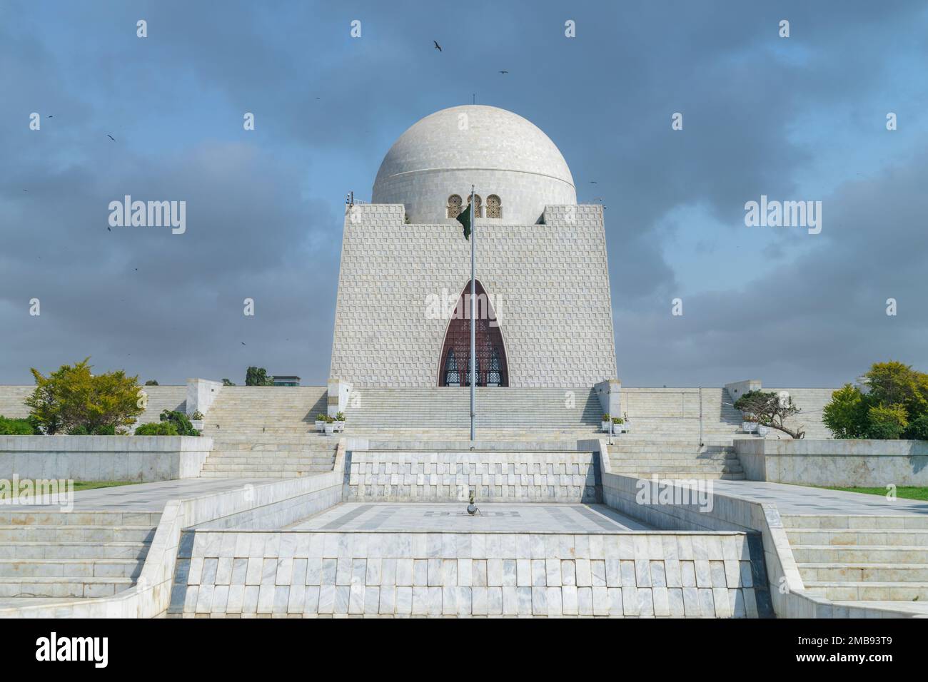 Foto del mausoleo di Quaid-e-Azam in una giornata di sole brillante, noto anche come mazar-e-quaid, famoso punto di riferimento del Pakistan di Karachi e attrazione turistica di P. Foto Stock