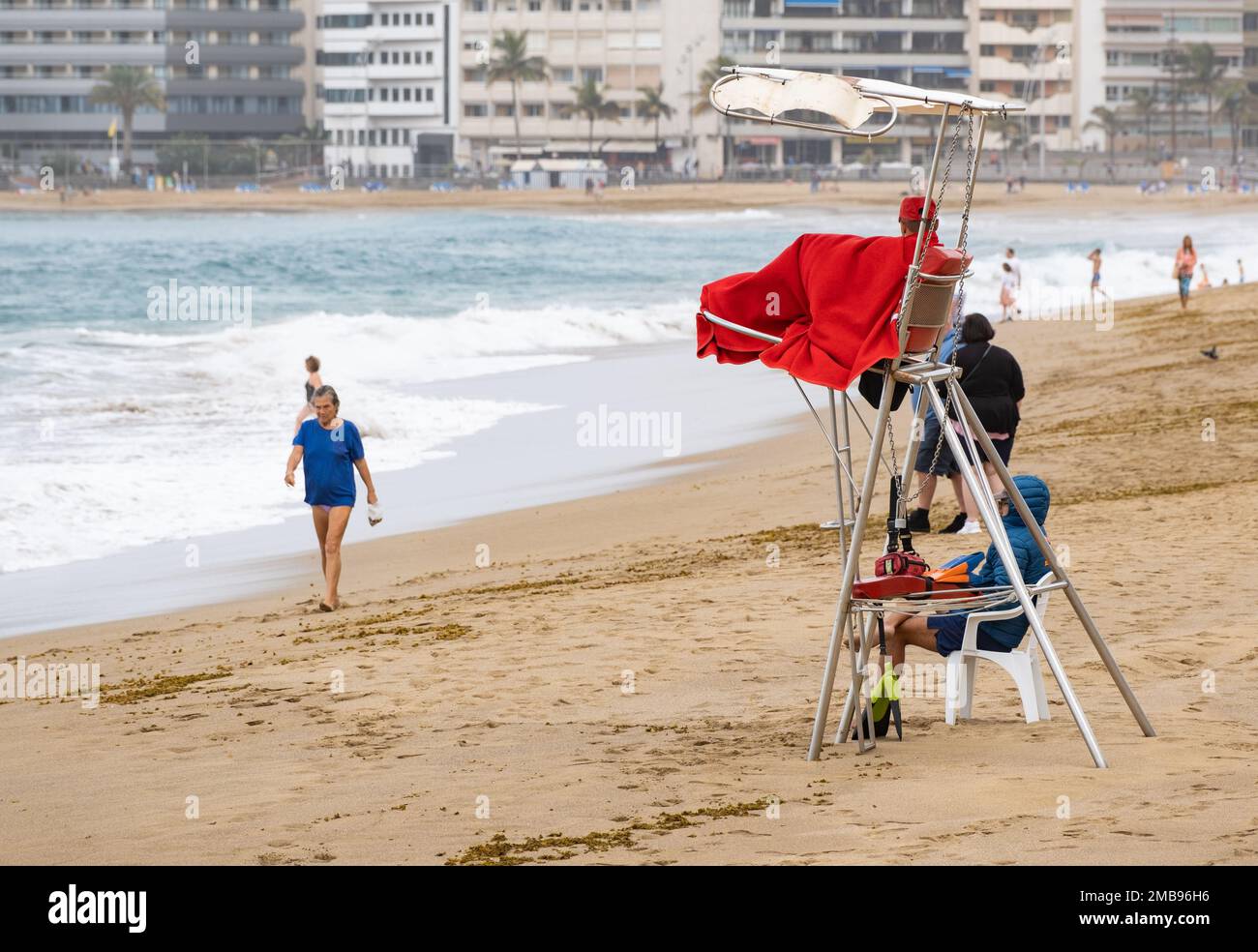 Las Palmas, Gran Canaria, Isole Canarie, Spagna. 20th gennaio 2023. Tempo  più fresco per i turisti britannici (e bagnini) sulla spiaggia della città  di Las Palmas su Gran Canaria come un fronte