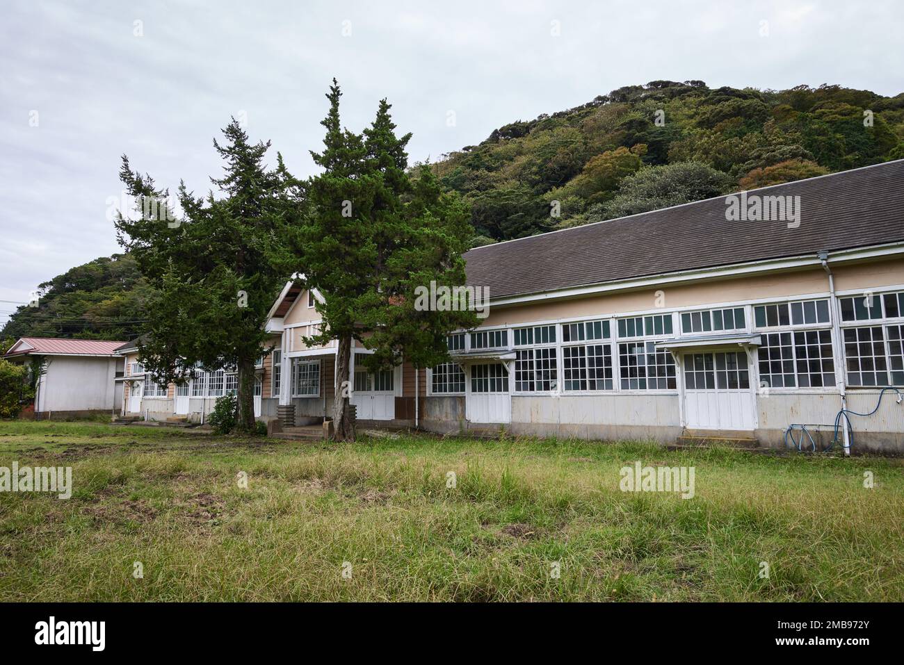 Scuola abbandonata nella campagna giapponese Foto Stock