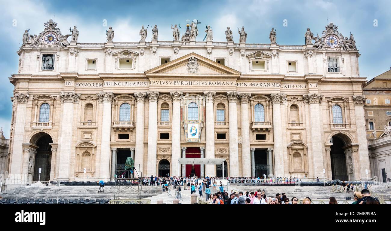 Città del Vaticano, Stato della Città del Vaticano - 10 giugno 2016: I turisti attraversano San Pietro in San Piazza Pietro. Foto Stock