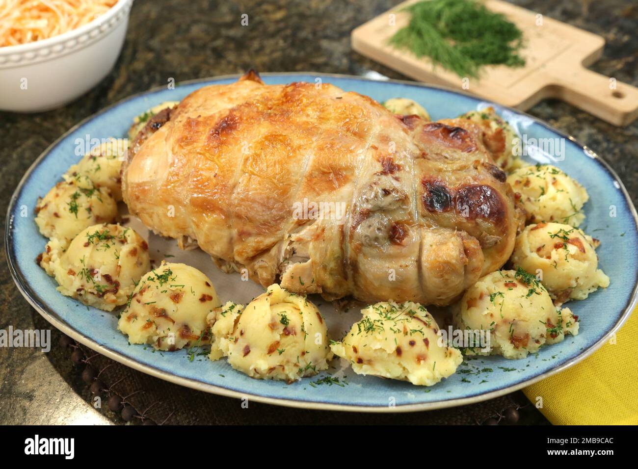 Pollo arrosto ripieno servito con patate fritte con cipolla e aneto. Foto Stock