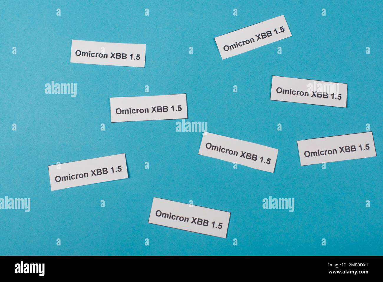 Vista dall'alto della carta con scritte omicron xbb su sfondo blu, immagine stock Foto Stock