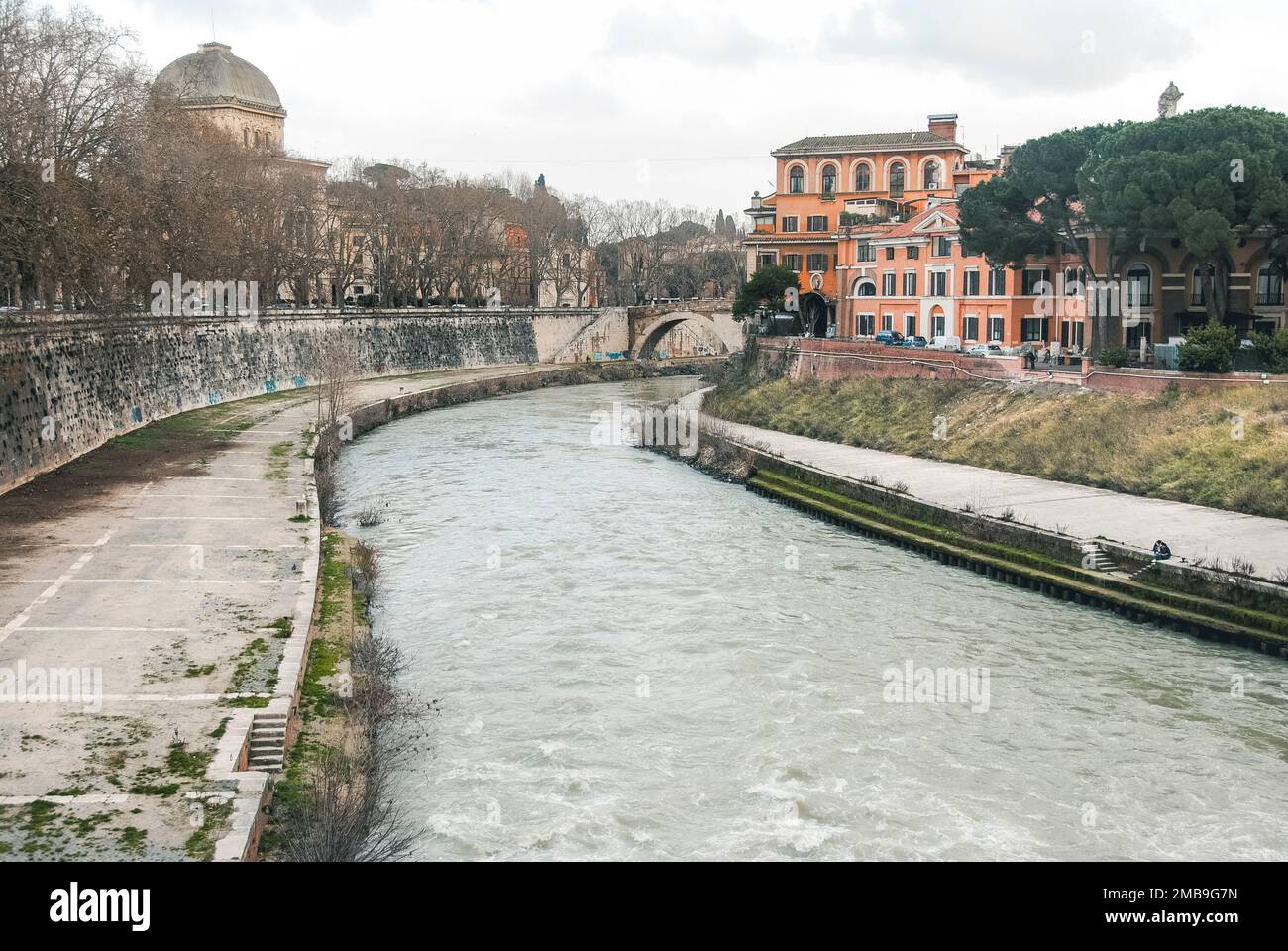 Veduta del fiume Tevere a Roma Foto Stock