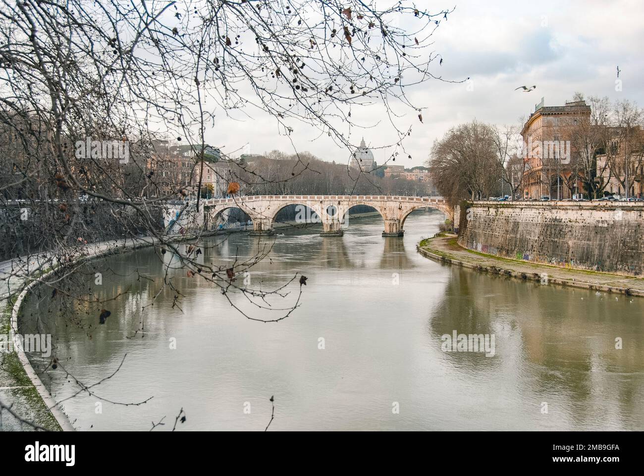 Veduta del fiume Tevere a Roma Foto Stock