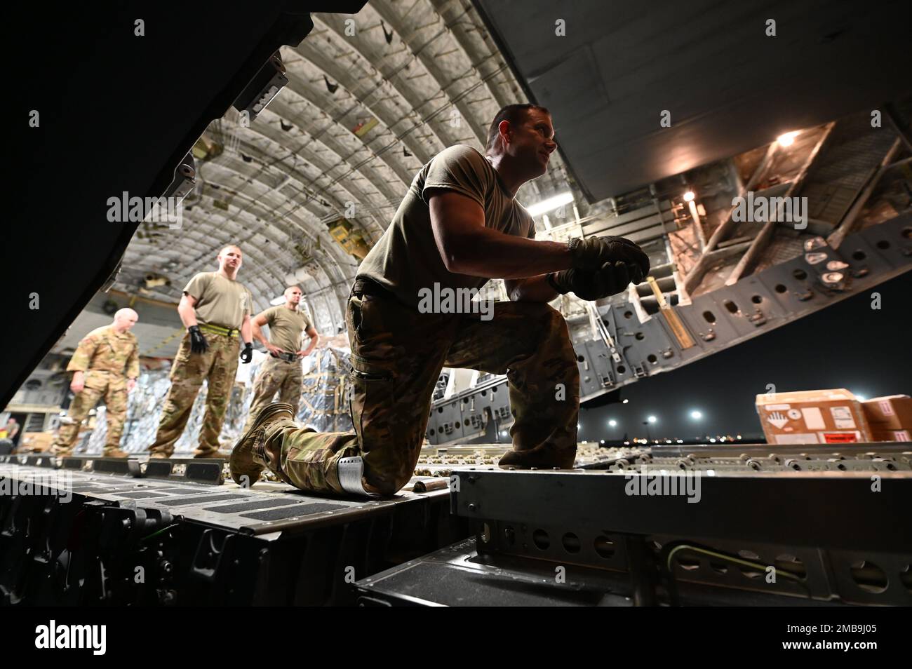 I Loadmaster dello Squadrone Airlift 155th caricano il carico durante il canale settimanale dell'Ala Airlift 164th. Foto Stock