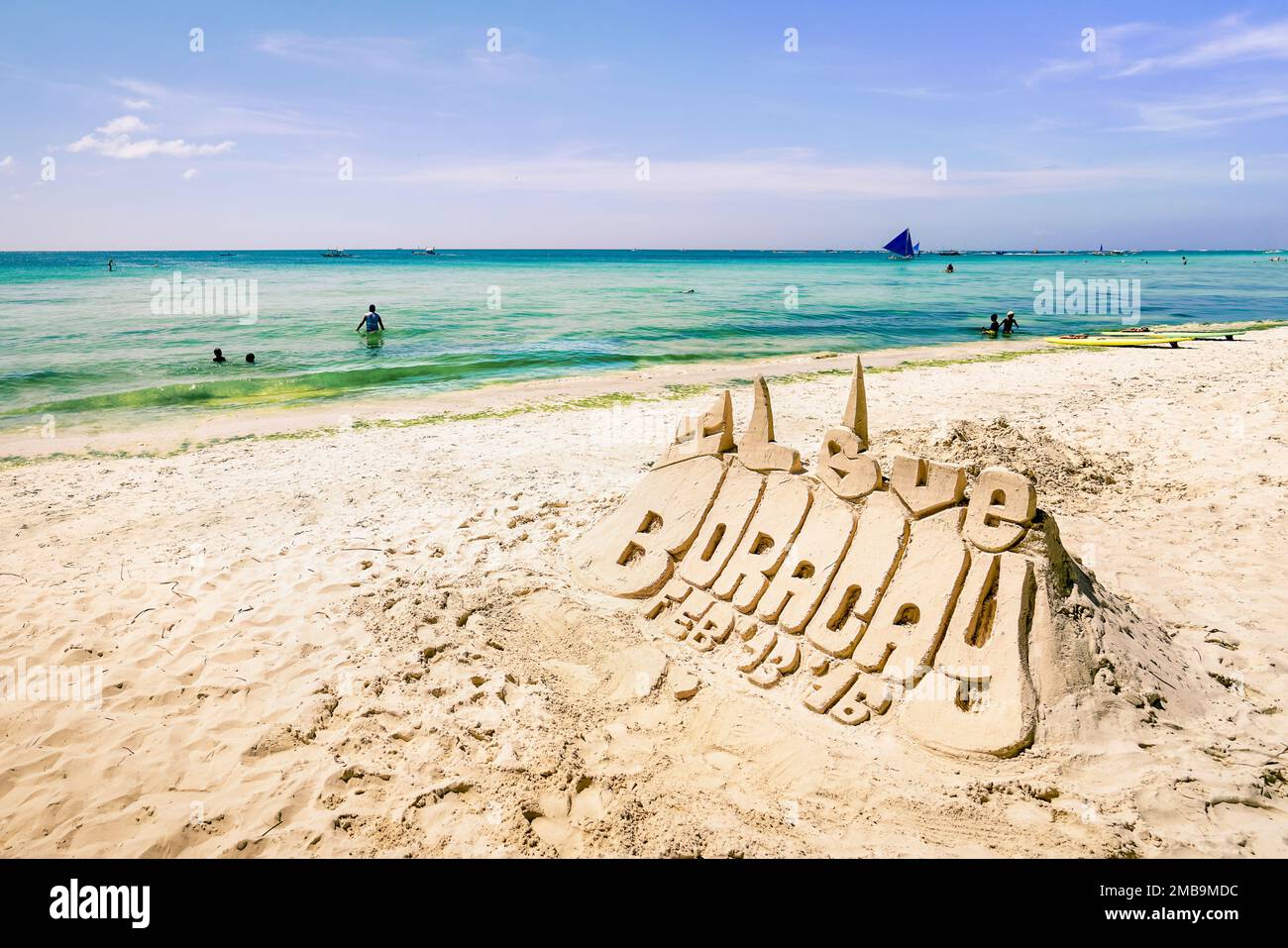 Scultura di sabbia in Boracay mare - isole destinazione esclusiva nelle Filippine - concetto di viaggio con spiaggia di sabbia bianca e blu oceano nel sud-est Foto Stock