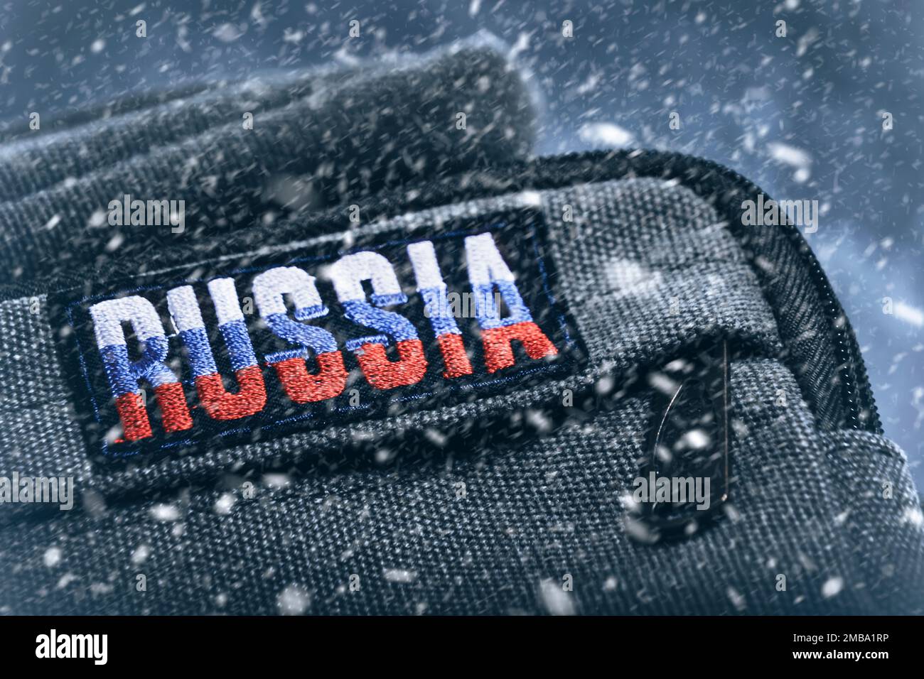 Zaino militare cachi con patch con iscrizione Russia durante nevicate pesanti.Concept inverno russo Foto Stock