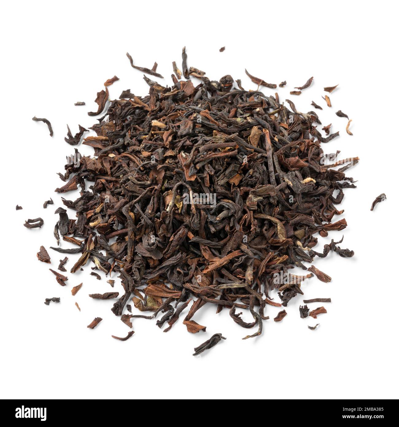Mucchio di foglie di tè secco Tukvar darjeeling indiano primo piano isolato su sfondo bianco Foto Stock