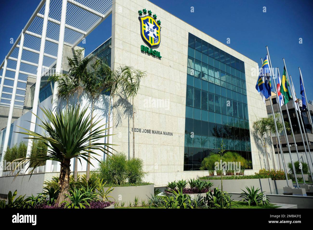 Confederazione brasiliana di calcio CBF sede centrale edificio, vista generale. L'emblema della confederazione di calcio è visto sulla parte anteriore - 07.17.2014 Foto Stock
