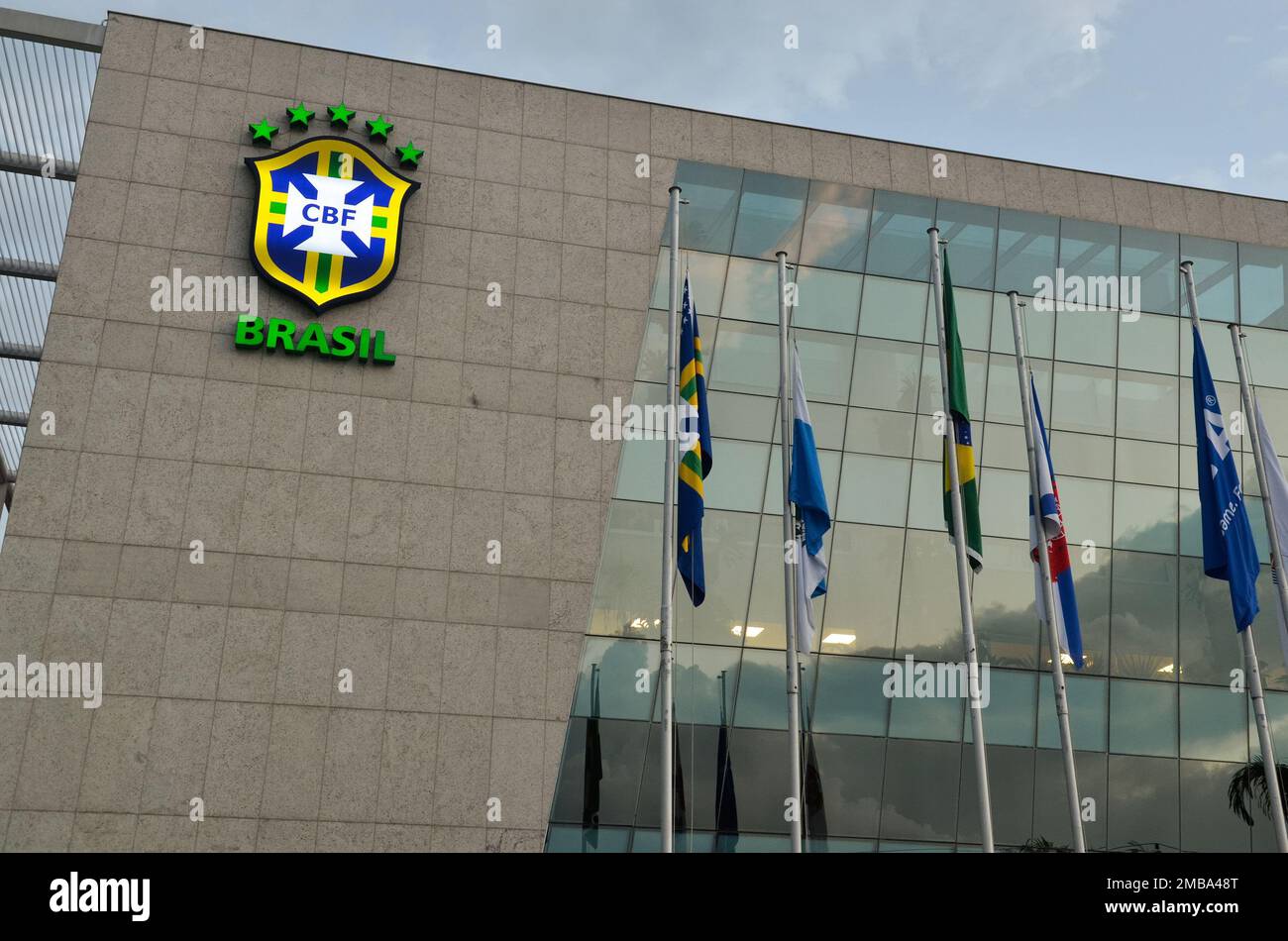 Confederazione brasiliana di calcio CBF sede centrale edificio, vista generale. L'emblema della confederazione di calcio è visto sulla parte anteriore - 05.28.2015 Foto Stock