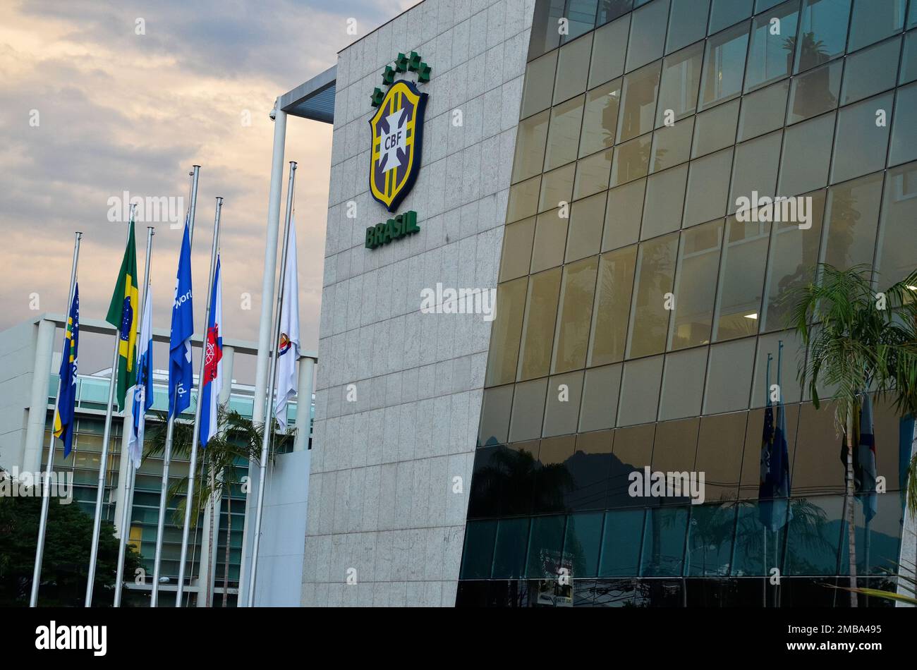 Confederazione brasiliana di calcio CBF sede centrale edificio, vista generale. L'emblema della confederazione di calcio è visto sulla parte anteriore - 05.28.2015 Foto Stock