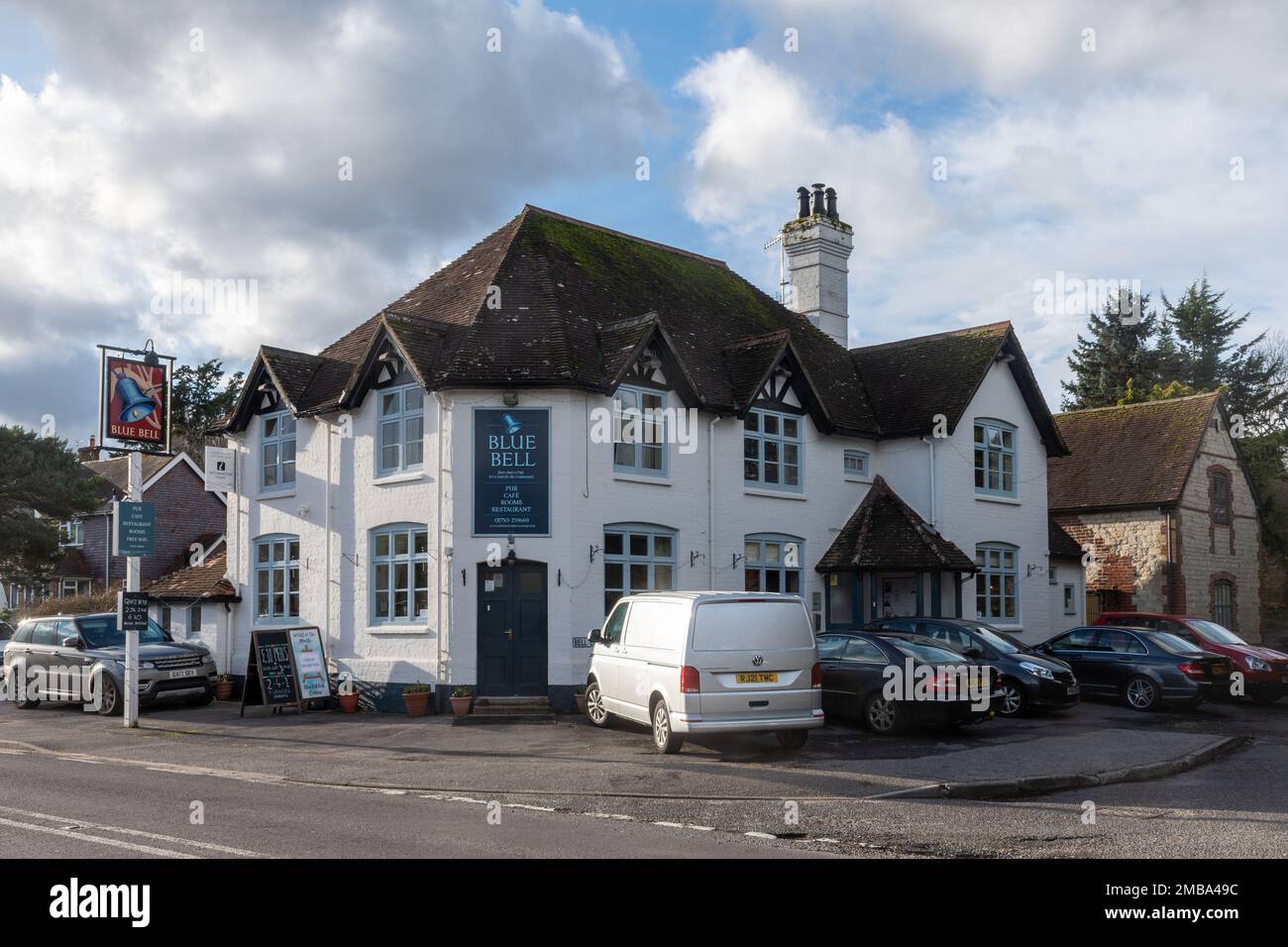 Il pub Blue Bell nel villaggio di Cocking nel Sussex occidentale, Inghilterra, Regno Unito Foto Stock