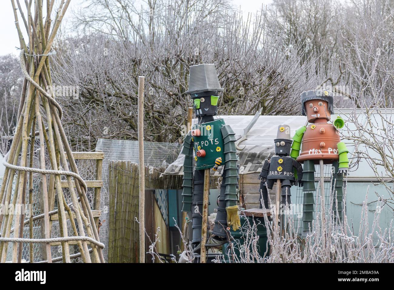 Flowerpot uomini o la famiglia, personaggi fatti di flowerpot in un allotments in una gelida giornata invernale, Inghilterra, Regno Unito Foto Stock