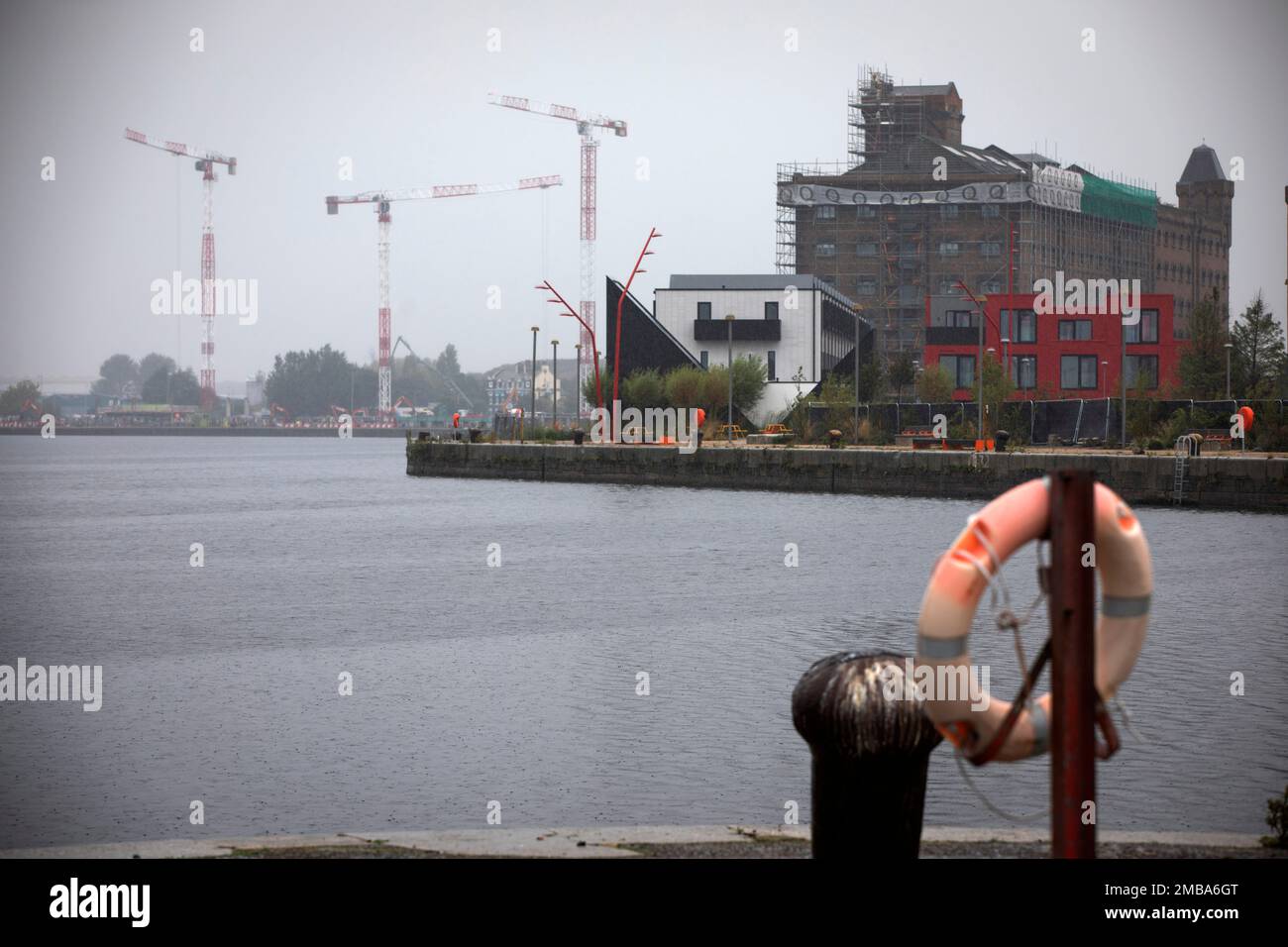 Guardando attraverso l'East Float dock a Birkenhead verso uno sviluppo urbano Splash Housing a Wirral Waters Wirral Waters farà parte del Liverpool City Region Freeport, che è stato annunciato di recente dal governo conservatore. Foto Stock