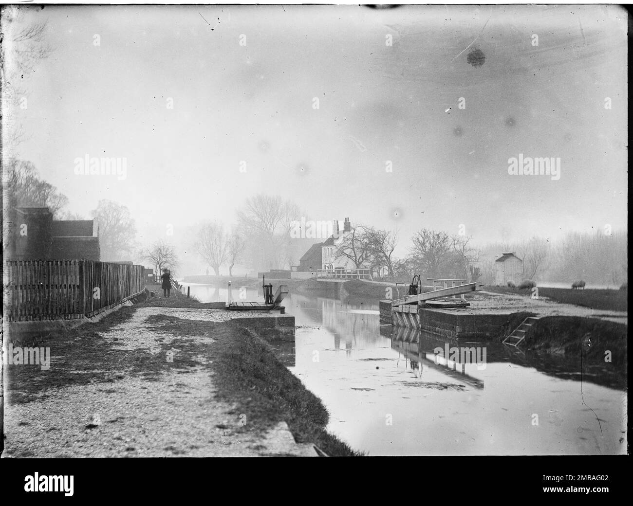 Romney Lock, Romney Lock Road, Windsor, Windsor e Maidenhead, 1885. Romney Lock sul Tamigi visto da nord, guardando a monte, con un altro fotografo al lavoro nella foto. La casa bianca sullo sfondo è chiamata 'Summer House' sulla pianta della città del 1870. E' stato da allora ricostruito e la proprietà è ora conosciuta come 'Casa dei conservatori'. L'edificio visto a sinistra, dietro la recinzione, è la pompa casa del Castello opere d'acqua. Foto Stock