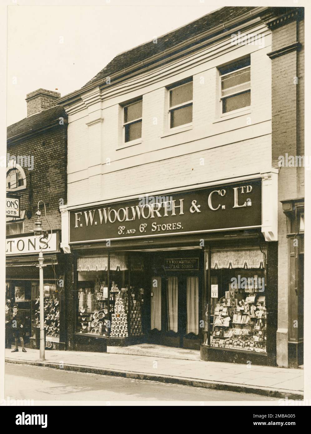 FW Woolworth and Company Limited, Castle Street, Hinckley, Hinckley e Bosworth, Leicestershire, 1934. Vista esterna che mostra l'elevazione frontale di FW Woolworth and Company Limited, 36 Castle Street. Il ramo Hinckley di Woolworths aprì su Castle Street nel 1934. Questa fotografia mostra il negozio poco dopo l'apertura. Foto Stock