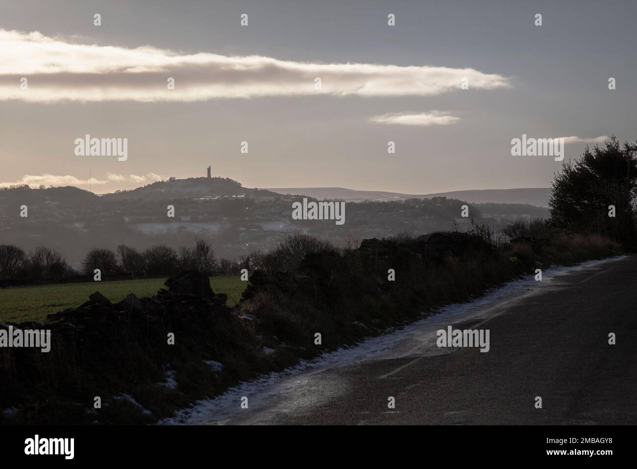 Una vista in lontananza della Victoria Tower su Castle Hill, Huddersfield in una fredda giornata invernale gelida, mentre la luce inizia a fallire nel primo pomeriggio, Foto Stock