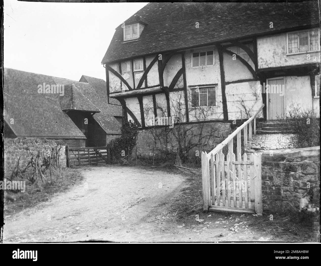Roses Manor Farm, Broomfield Road, Lower Broomfield, Broomfield e Kingswood, Maidstone, Kent, 1904. Una vista sulla Roses Farm dal cancello del giardino, che mostra una casa Wealden in primo piano e un fienile con protezione dalle intemperie a nord. La casa a Roses Farm è una casa Wealden costruita nel tardo 15th ° o all'inizio del 16th ° secolo. Al suo nord è un legno incorniciato e fienile di legno costruito nel 18th ° secolo o prima, successivamente convertito in un edificio residenziale chiamato Fairview Barn. Foto Stock