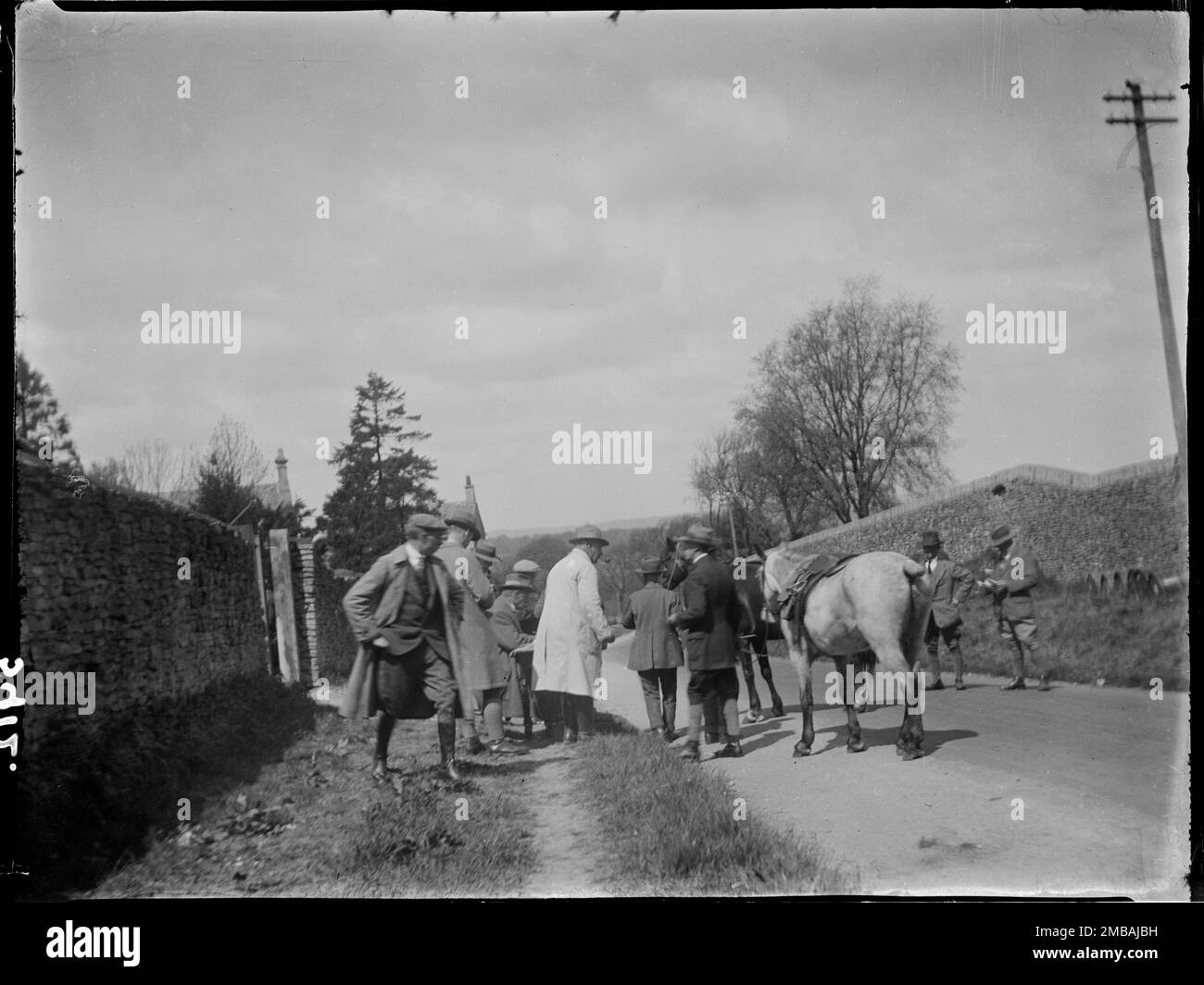 Stow-on-the-Wold, Cotswold, Gloucestershire, 1928. Un gruppo di uomini che etichettano i partecipanti all'asta alla fiera del cavallo di Stow. Una fiera a Stow esiste da oltre 500 anni, quando nel 1476 è stata concessa una carta che avrebbe avuto luogo due volte all'anno nei mesi di maggio e ottobre. Originariamente un posto per vendere pecore come il commercio di lana declinato, la fiera divenne una fiera di cavalli che attrae zingari e viaggiatori da tutto il paese. Foto Stock