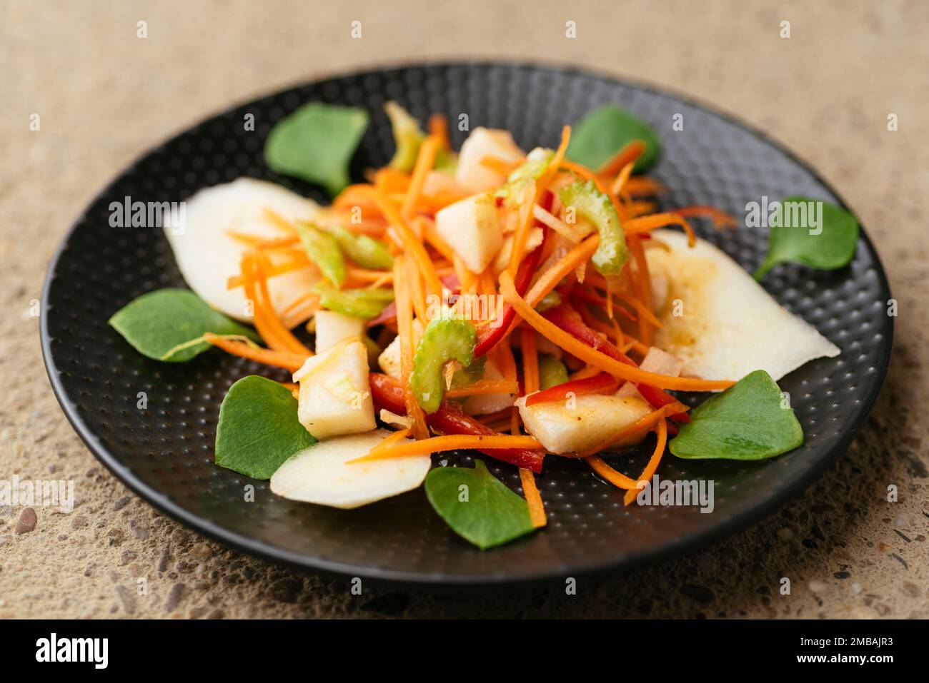 Insalata con pere, carote, sedano, peperone e purslane invernali. Foto Stock