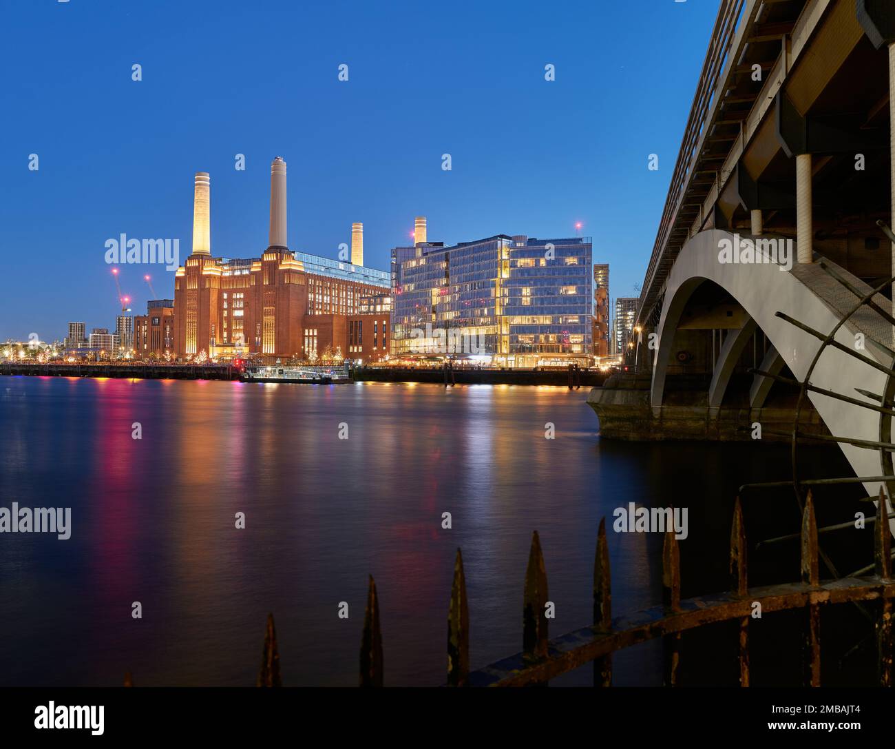 Illuminata di notte, la centrale elettrica di Battersea, attualmente un complesso commerciale, in disuso, sulle rive del Tamigi, Nine Elms, Londra. Foto Stock