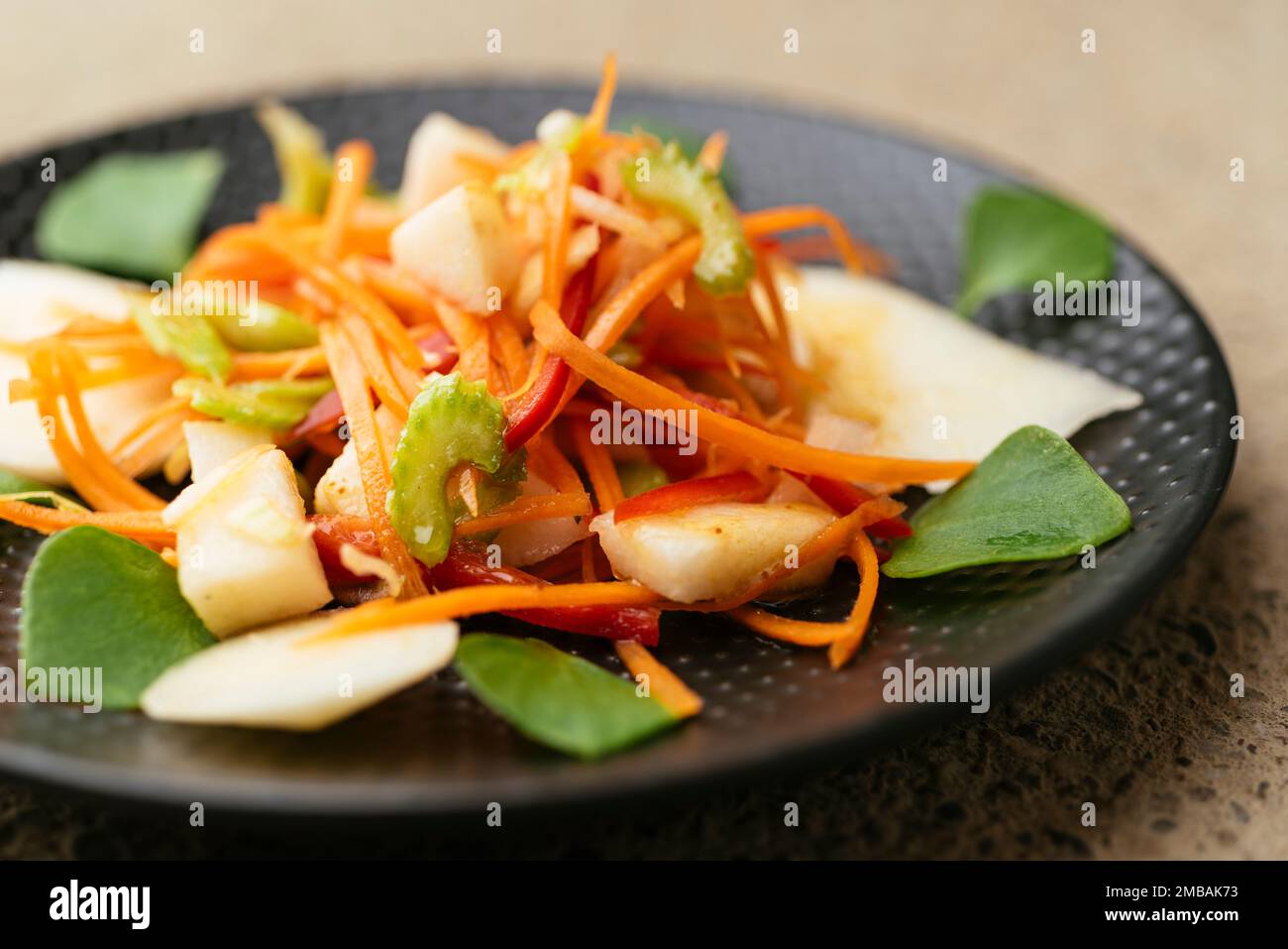 Insalata con pere, carote, sedano, peperone e purslane invernali. Foto Stock